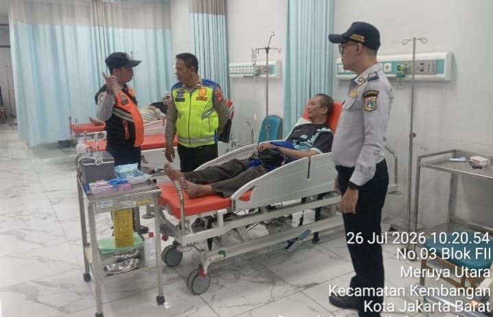 Anggota Dishub Kembangan Sigap Evakuasi Korban Kecelakaan di Jalan Meruya Utara