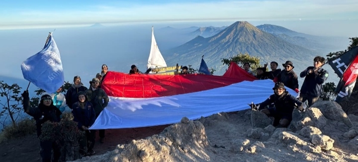 Khatulistiwa Universitas Paramadina Kibarkan Bendera Merah Putih Raksasa di Tiga Gunung Tertinggi Jawa Tengah, Peringati HUT RI ke-81